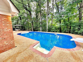Peaceful & Elegant Sleeps 16 with Pool Near Mall
